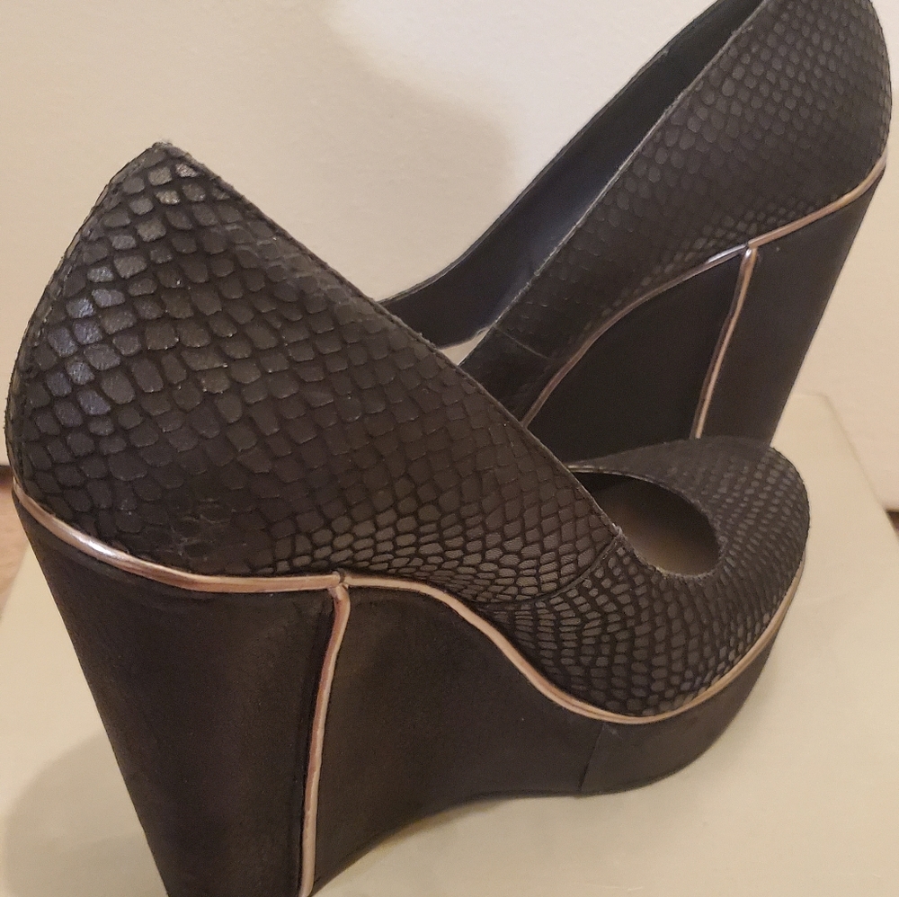 Levity Black Snake Embossed Wedges - Picture 1 of 6